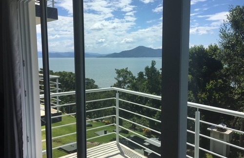 Sambaqui Apartment | New Flat in Sambaqui: Breathtaking Views Near the Sea