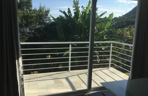 Sambaqui Apartment | New Flat in Sambaqui: Breathtaking Views Near the Sea