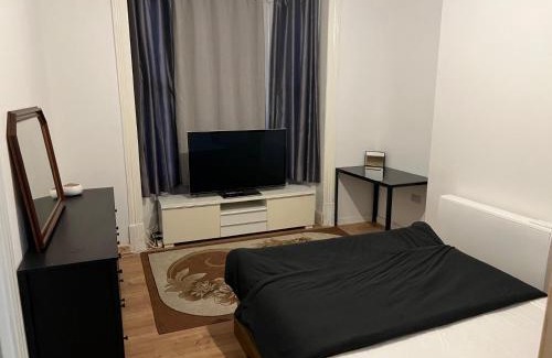 Walsall House | Spacious Room in Modern Flat - Walsall, Guest Rated 7.5/10