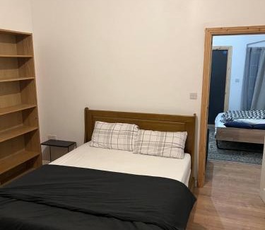 Walsall House | Spacious Room in Modern Flat - Walsall, Guest Rated 7.5/10