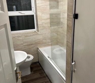 Walsall House | Spacious Room in Modern Flat - Walsall, Guest Rated 7.5/10