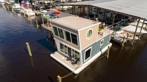 Fleming Island Boat Rental | Unique Houseboat Retreat with Ocean Views & Top Ratings