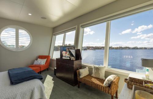 Fleming Island Boat Rental | Unique Houseboat Retreat with Ocean Views & Top Ratings