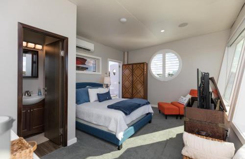 Fleming Island Boat Rental | Unique Houseboat Retreat with Ocean Views & Top Ratings