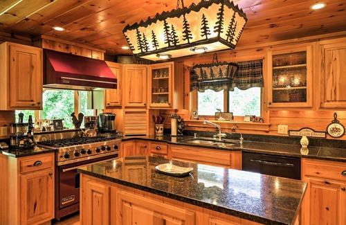 Pine Bush Cabin | Experience Foley's Log Cabin with Hot Tub & Pool Access