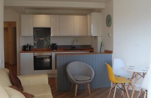 Barton-on-Sea Apartment | Cozy New Forest Apartment with Ocean Views and Pet Friendly