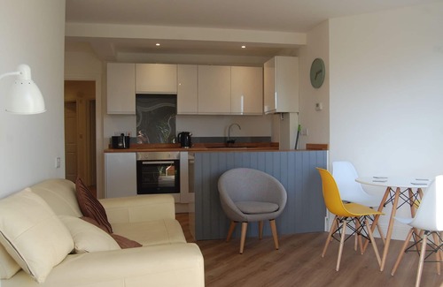 Barton-on-Sea Apartment | Cozy New Forest Apartment with Ocean Views and Pet Friendly