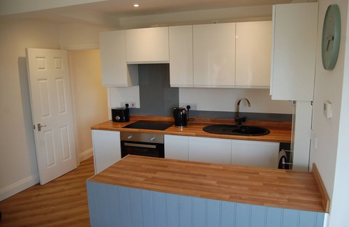 Barton-on-Sea Apartment | Cozy New Forest Apartment with Ocean Views and Pet Friendly