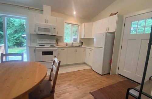 Sooke House | New* Forest edge private suite, very clean, perfect for a couple. New King bed.