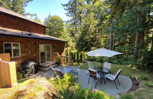 Sooke House | New* Forest edge private suite, very clean, perfect for a couple. New King bed.