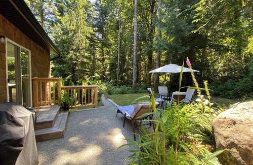 Sooke House | New* Forest edge private suite, very clean, perfect for a couple. New King bed.