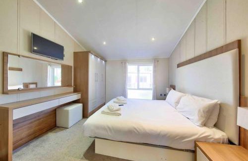 New Forest District Apartment | Relaxing New Forest Lodge with Pool and Hot Tub Access