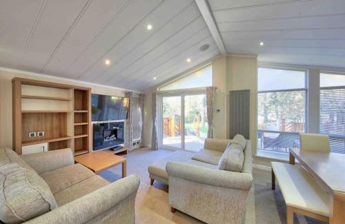 New Forest District Apartment | Relaxing New Forest Lodge with Pool and Hot Tub Access