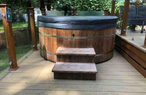 New Forest District Apartment | Relaxing New Forest Lodge with Pool and Hot Tub Access