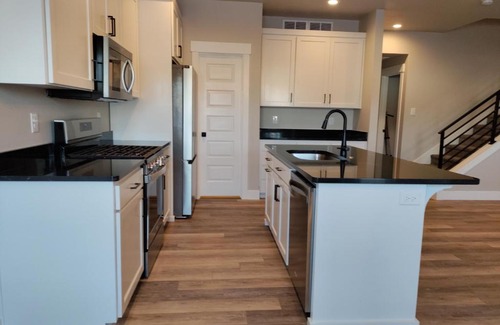 Ammon Apartment | Modern Townhome with Pet-Friendly Perks & Self Check-In
