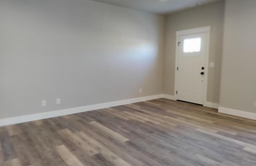Ammon Apartment | Modern Townhome with Pet-Friendly Perks & Self Check-In