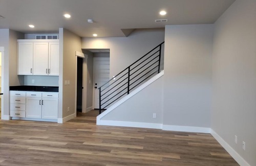 Ammon Apartment | Modern Townhome with Pet-Friendly Perks & Self Check-In