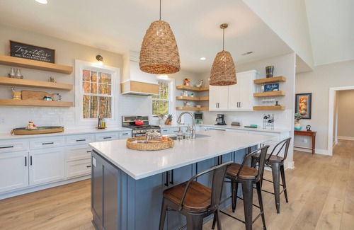 Littleton House | Serene Lakefront Retreat - Family Friendly & Fully Equipped