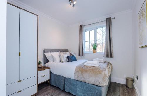 Levenshulme House | NEW!- GORTON PLACE - 4 Bed 3 Bath House In Manchester - FREE Parking - FAST 250 Mbps Wi-Fi - Ideal for Business, Families & Groups - Close to City Centre, Airport, Etihad Stadium - For Best Available Rates contact Greenstay Serviced Accommodation
