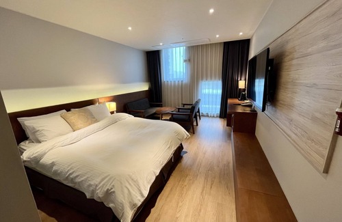 Jinju Hotel | Affordable Stay at New Grand Hotel with Great Amenities
