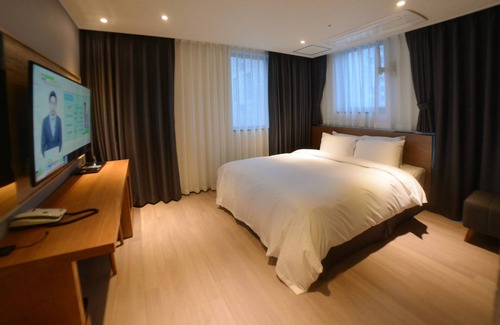 Jinju Hotel | Affordable Stay at New Grand Hotel with Great Amenities