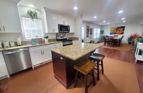 Riverside House | Discover Greenwich Picasso House: 5 BDRS Near Beach & NYC