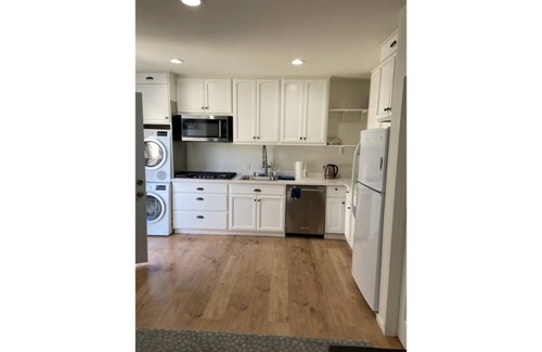 Woodland Hills House | New Guesthouse with Full Kitchen for Families and Friends