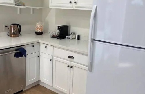 Woodland Hills House | New Guesthouse with Full Kitchen for Families and Friends