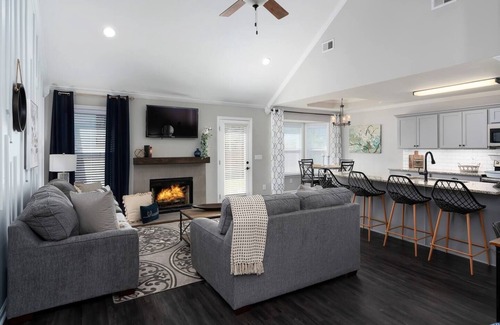 Helena House | Pet-Friendly Hamptons On The Rocks - Steps from Downtown
