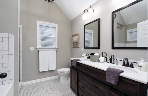 Helena House | Pet-Friendly Hamptons On The Rocks - Steps from Downtown