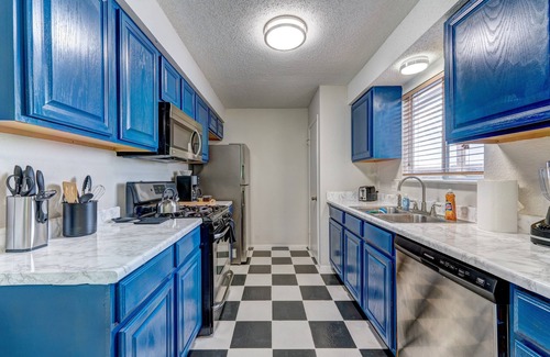 Franklin Park House | Bright Happy Hollow: 3 King Beds & Fun Movie Room