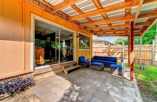 Franklin Park House | Bright Happy Hollow: 3 King Beds & Fun Movie Room