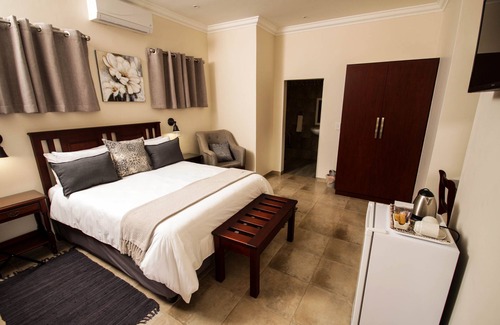 Newcastle House | Cozy New Haven Guest House with Pool and Breakfast
