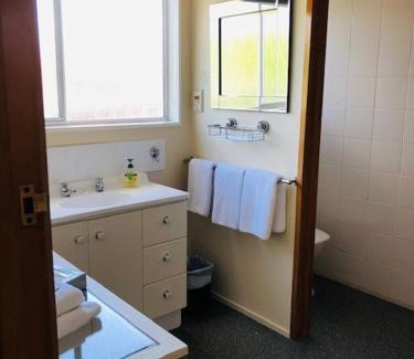 Auckland Hotel | Inviting New Haven Motel with Pool and Spa Amenities