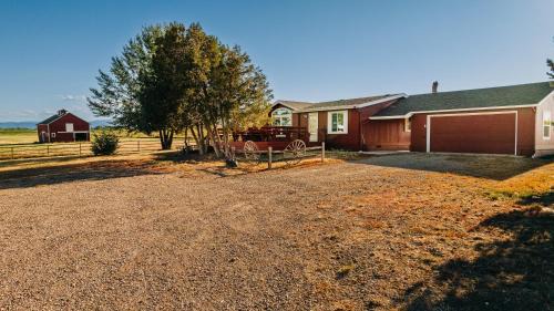 Sheridan House | Inviting High Saddle Getaway: Pet & Child Friendly Retreat