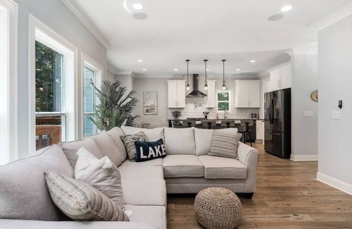 Winchester House | Relaxing Retreat with Home Theatre, Hot Tub & Kayaks