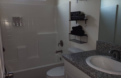 Delano House | Cozy Home in Central Delano with Spa & Family-Friendly Vibes