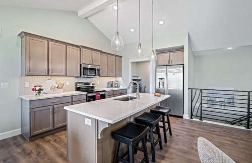 Manhattan House | Family-Friendly Retreat in West Manhattan, Near KSU