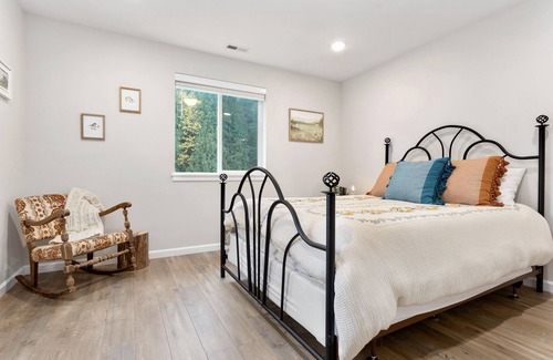 Bellingham House | New home on peaceful 5acr +hotub & dry sauna - Close to biking/hiking & downtown