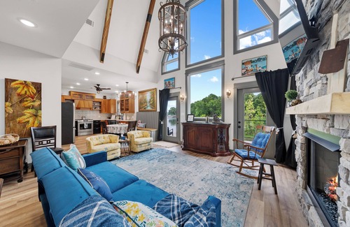 Cherokee Village House | Discover Thunderbird Lakefront with a Large Deck & Views