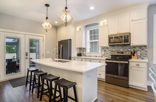 South Haven House | Guest Rated 10/10: Newer Home with Swim Spa & Theatre
