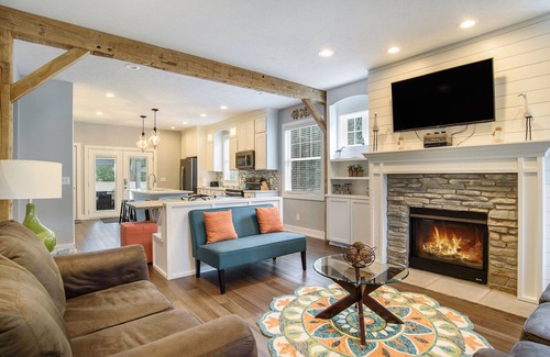 South Haven House | Guest Rated 10/10: Newer Home with Swim Spa & Theatre
