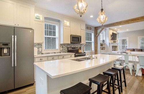 South Haven House | Guest Rated 10/10: Newer Home with Swim Spa & Theatre