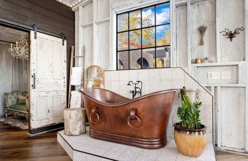 Lupton City Cabin | Enchanting Honeymoon Treehouse with Spa & Hot Tub Access