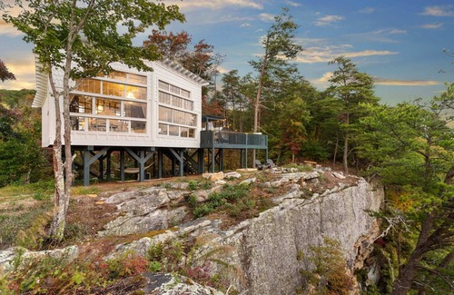 Lupton City Cabin | Enchanting Honeymoon Treehouse with Spa & Hot Tub Access