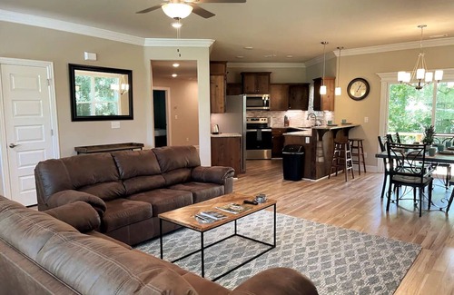 Eureka Springs House | Relax in Lake View King Suite with Hot Tub & FAST WiFi