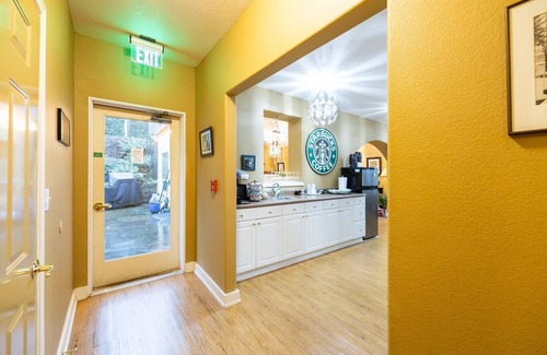 Cathlamet Apartment | NEW! Hotel Cathlamet Rm 202- Queen & Full w/Garden View