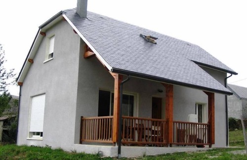 Uzer House | Peaceful Retreat: 9.8 Rated Stay with Mountain Views