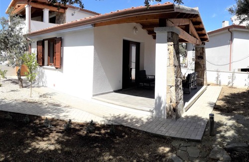 Posada House | Idyllic Home with Fenced Garden and Private Parking Near Beaches