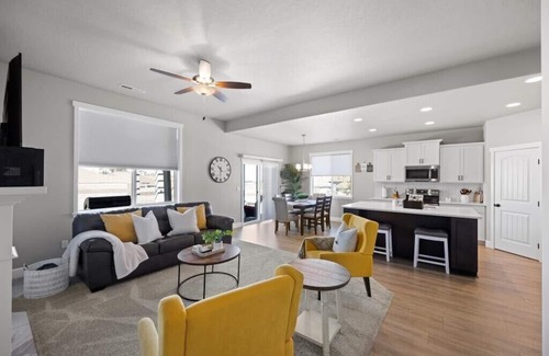 Tri-Cities House | Inviting Getaway with Hot Tub, Fire-Pit & Ocean View